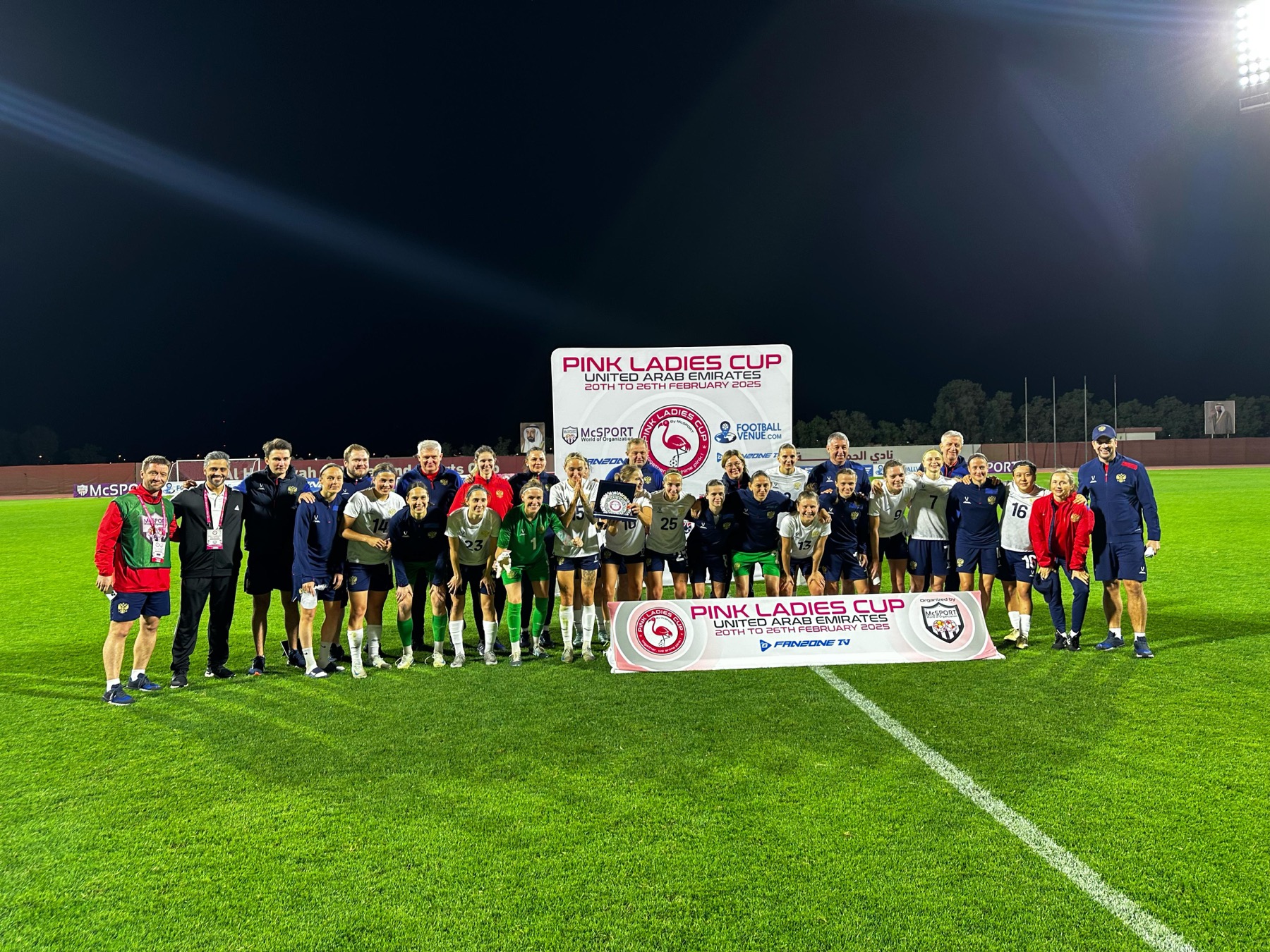 Les joueuses de la Pink Ladies Cup réunies sur le terrain